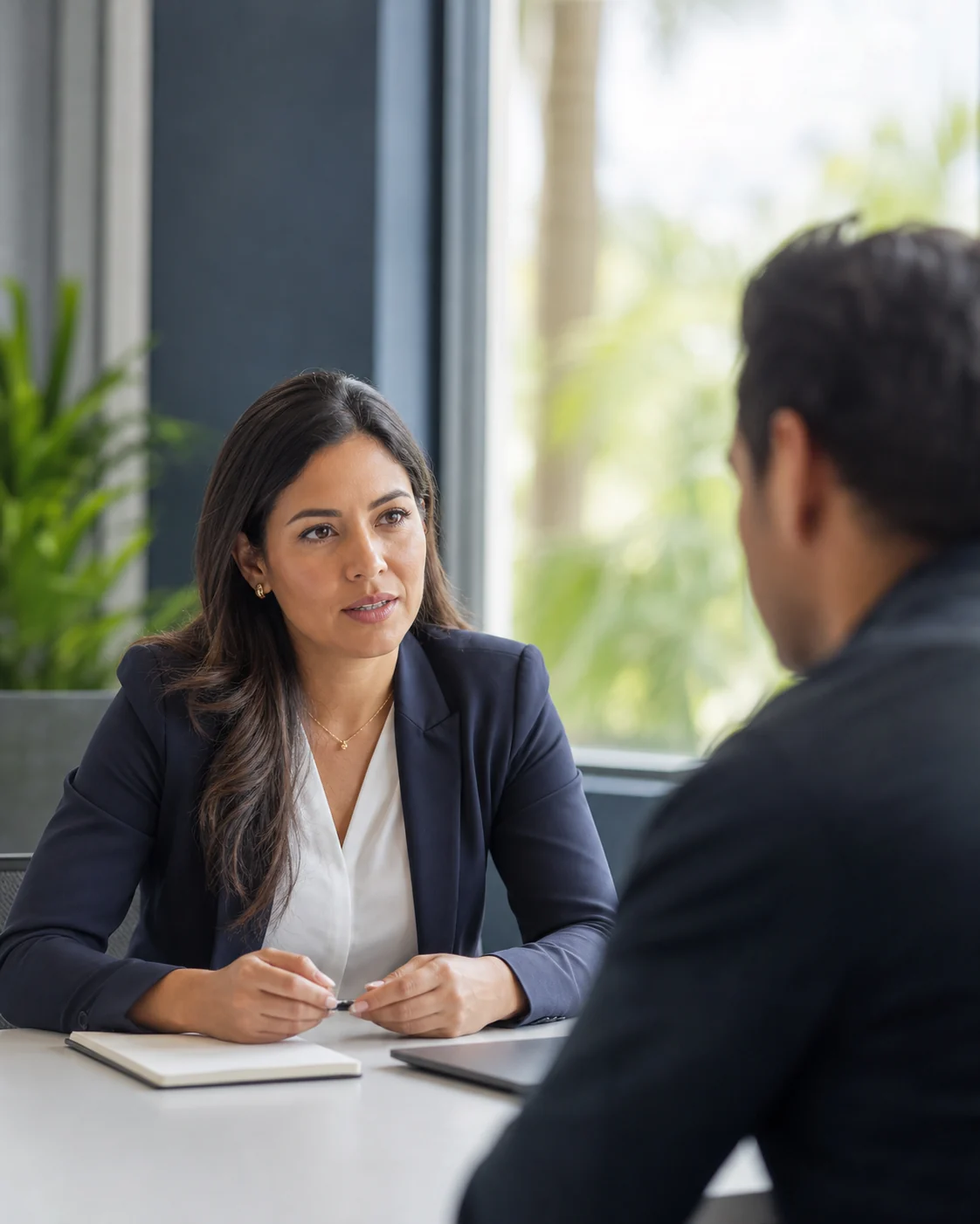 Abogada escuchando atentamente a un cliente durante una consulta
